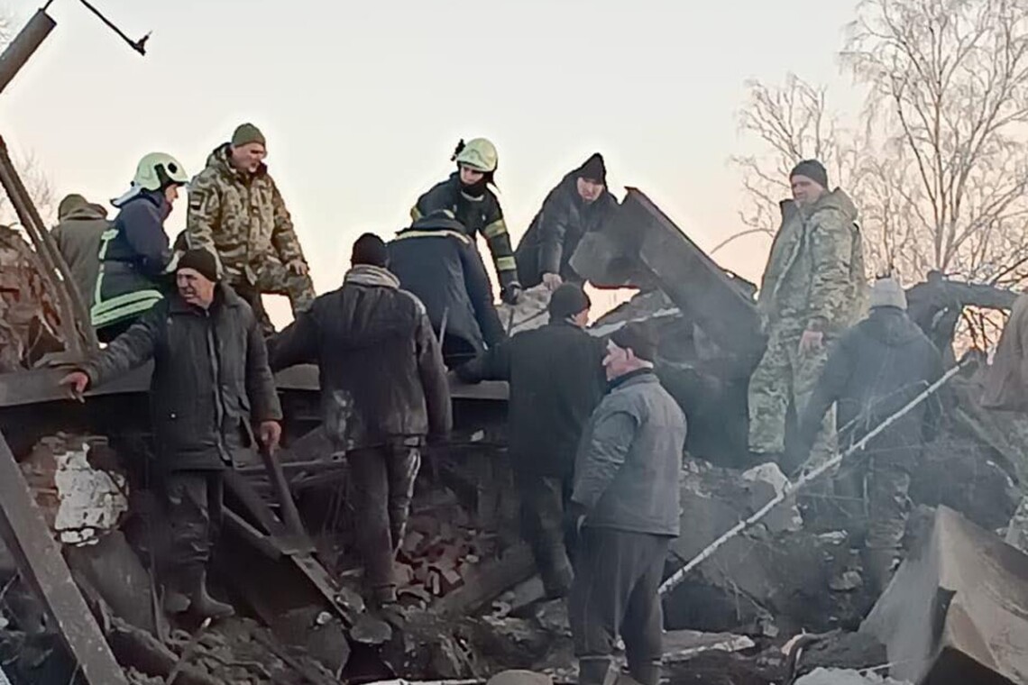 В результате авиаудара оккупантов по Семеновке в Черниговской области два человека ранены. Ещё есть люди под завалами.