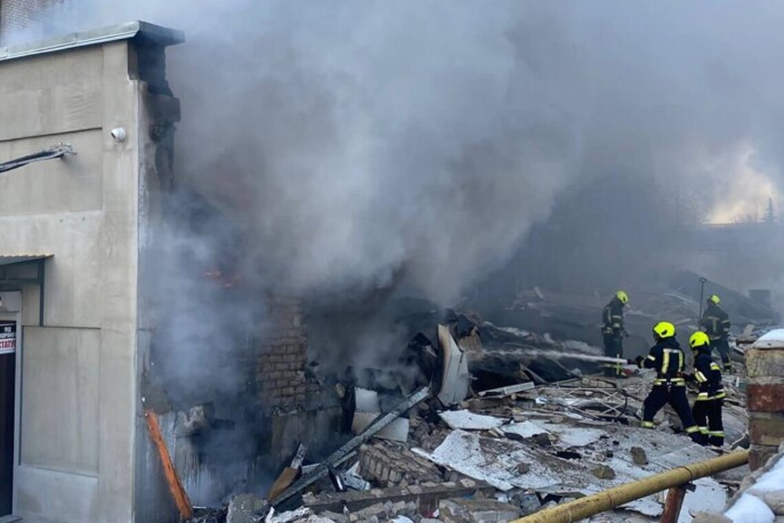 Число погибших в результате взрыва на территории бывшего завода в Киеве возросло до двух, ещё четырёх пострадавших спасли.