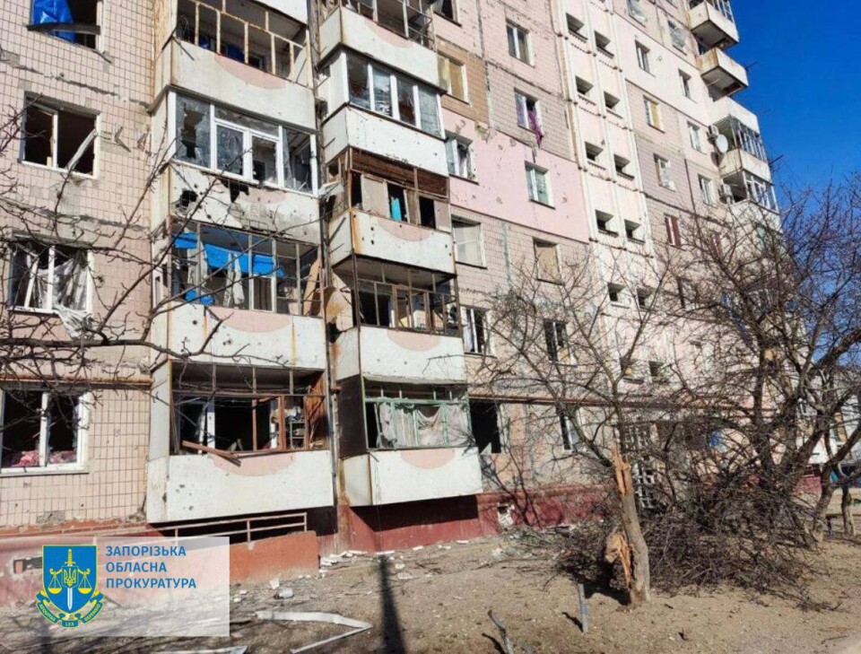 Российские захватчики нанесли удар по населённому пункту Степногорск Запорожской области. От осколочных ранений погибла женщина.