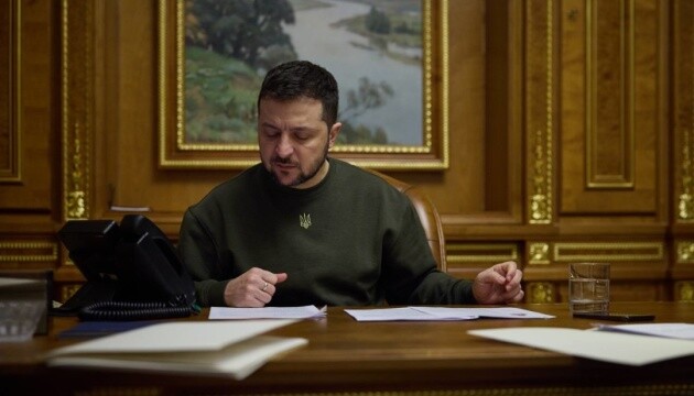 Президент Владимир Зеленский подписал указ о введении в действие решения СНБО по поводувведения персональных санкций против 200 физических лиц, связанных со страной-агрессором.