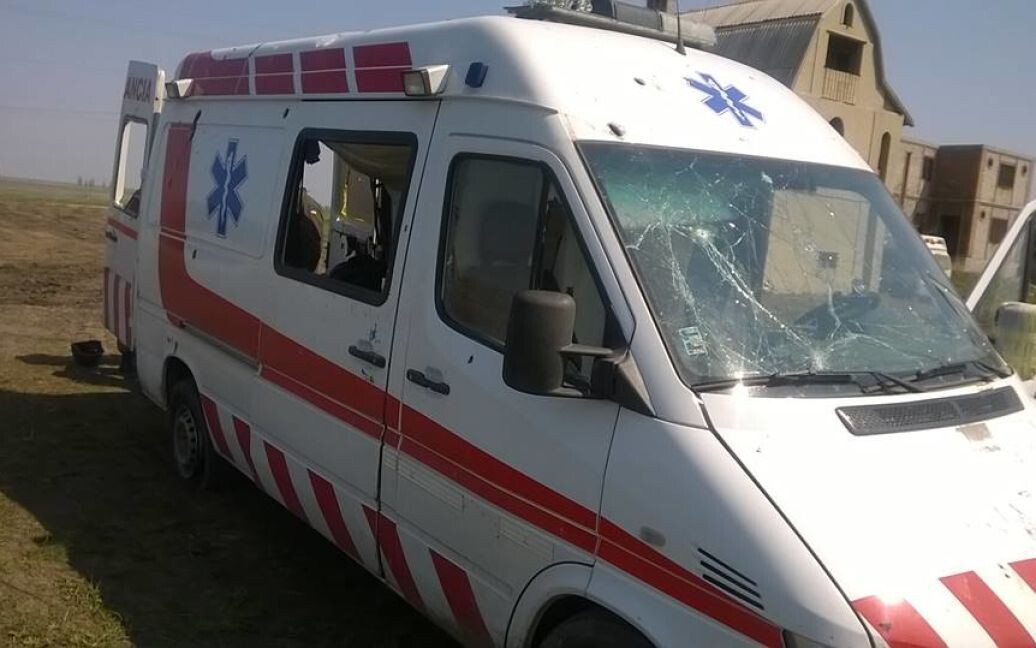 В Херсонской области российские захватчики обстреляли станцию скорой медицинской помощи. Из-за атаки здание было повреждено, водитель скорой помощи получил ранение.
