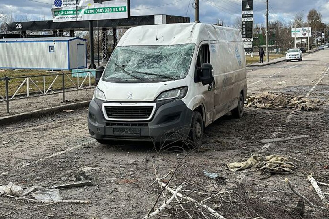 Во время утренней атаки рф на Хмельницкий было попадание в военный объект, вторая ракета упала вблизи остановки  транспорта.