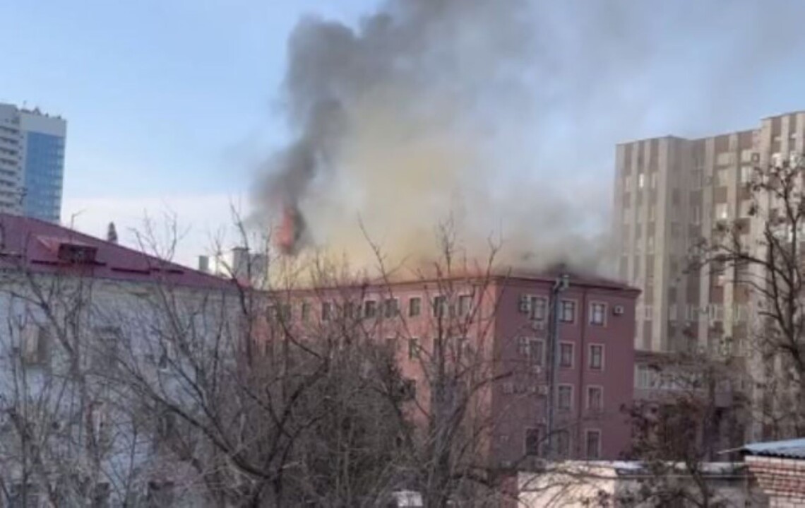 В воскресенье, 19 февраля, на территории временно оккупированного Донецка раздались взрывы. Прилёты повредили казарму российских военных и прокуратуру.