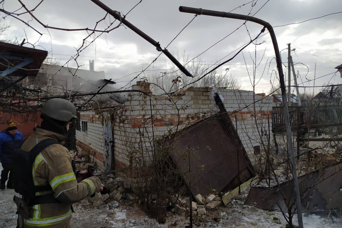 Российские оккупанты сегодня утром обстреляли два района Харьковской области, в одном из сел под завалами может быть женщина.