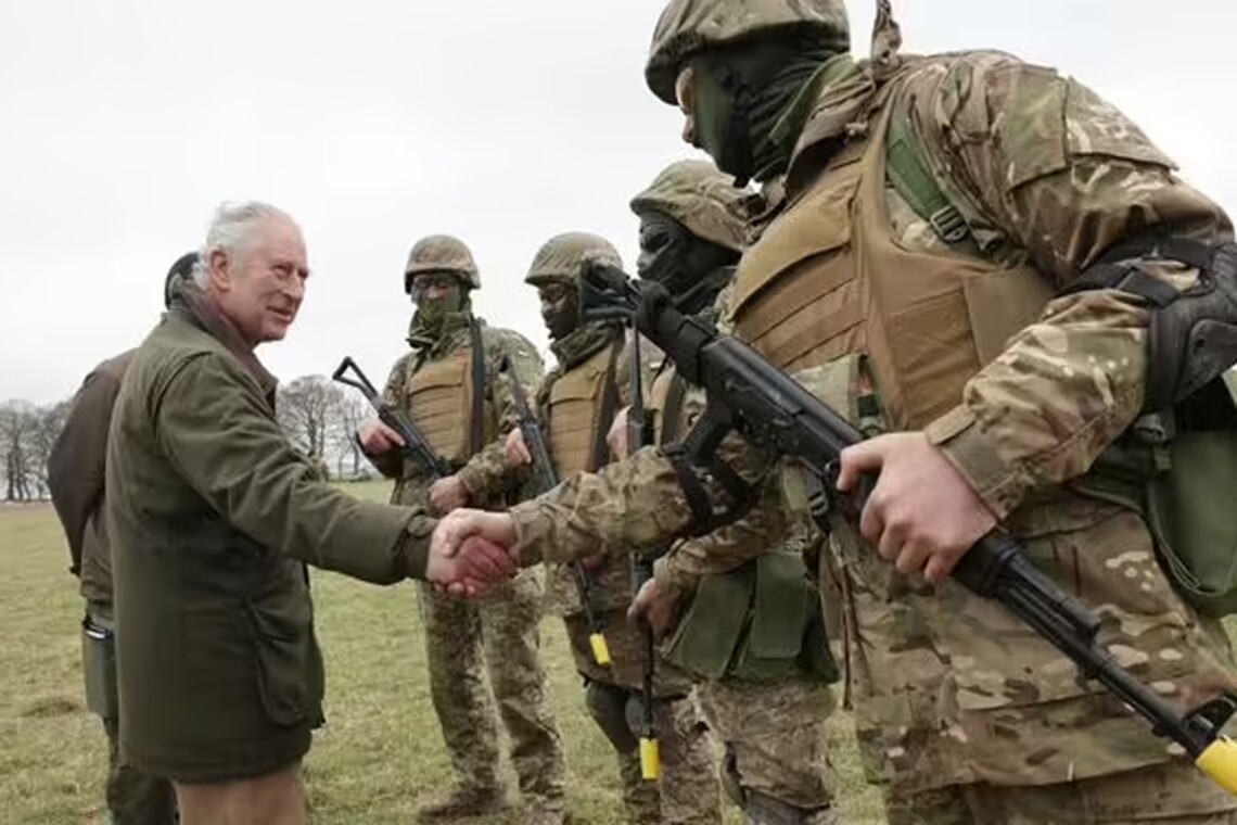 Чарльз III сегодня наблюдал за ходом военной подготовки украинских военнослужащих, проходящей в юго-западной Англии.