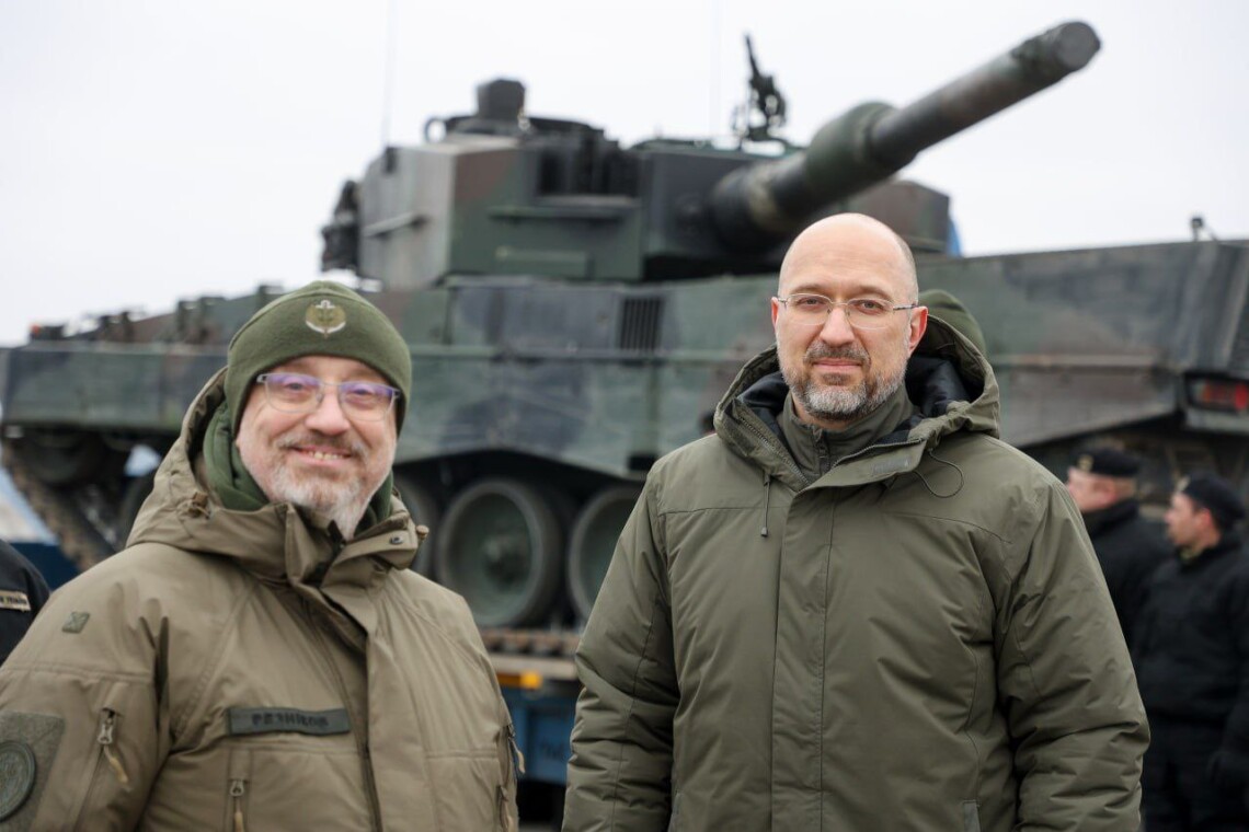 Глава правительства встретил первые танки вместе с премьером Польши Матеушем Моравецким и главой Минобороны Алексеем Резниковым.