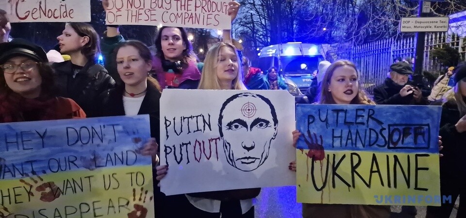 24 февраля вечером в Варшаве, в первую годовщину полномасштабного вторжения россии в Украину, несколько тысяч человек собрались под посольством рф.