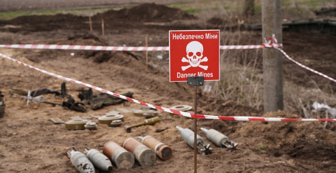 Вблизи села Добрянка Высокопольская тергромада гражданские подорвались на российской мине, когда обрабатывали поле.
