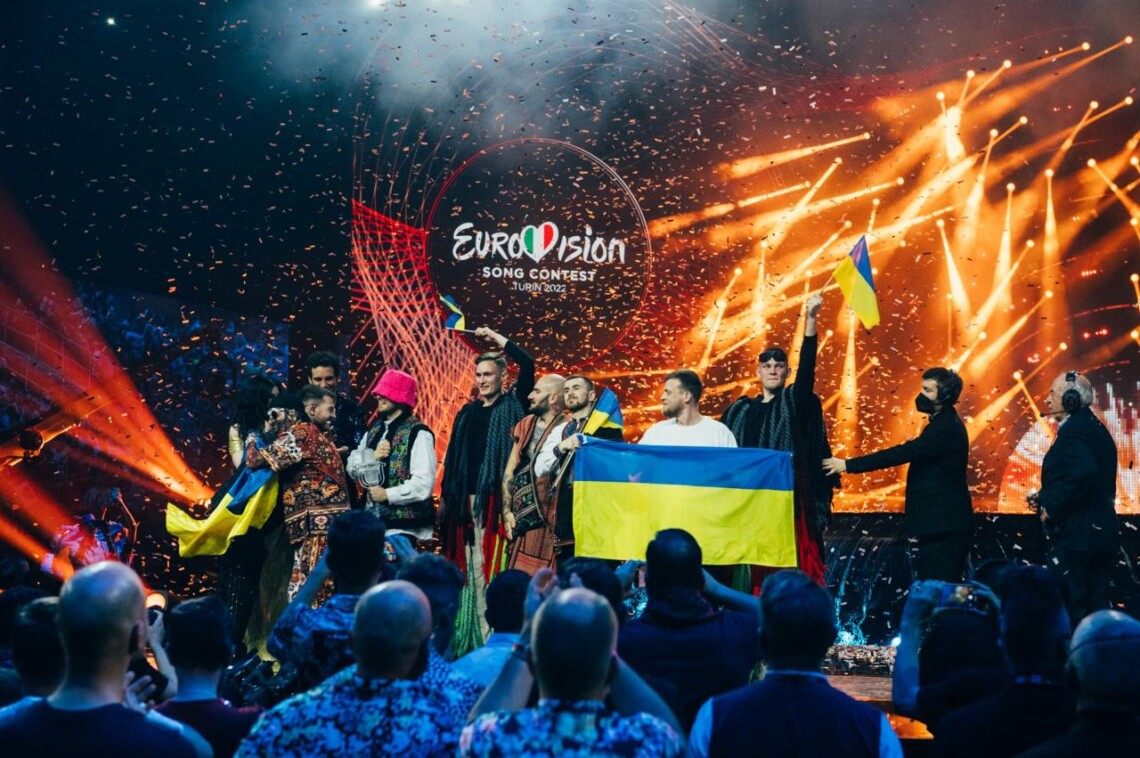 Находящиеся в Великобритании Украинцы смогут посетить одно из шоу и помочь отметить победу украинской группы Kalush orchestra на прошлогоднем песенном конкурсе Евровидение.