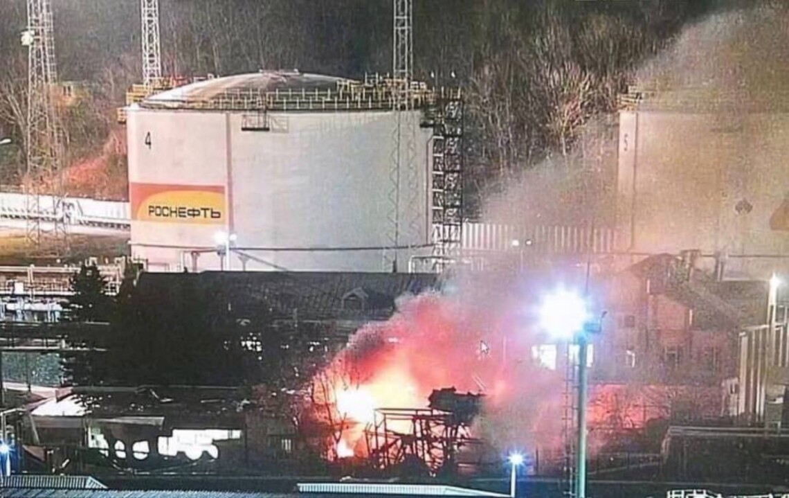 В российском городе Туапсе ночью произошли взрывы и пожар на территории нефтехранилища Роснефти. СМИ пишут об атаке двух беспилотников.