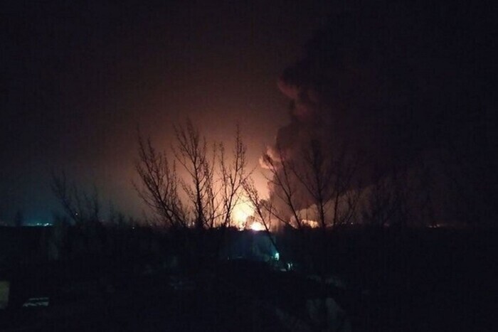 В сети пишут, что взрывы произошли в южной части полуострова, в частности в Ялте и Гурзуфе. Кроме того, сообщается о взрывах на территории воинской части в Бахчисарае.