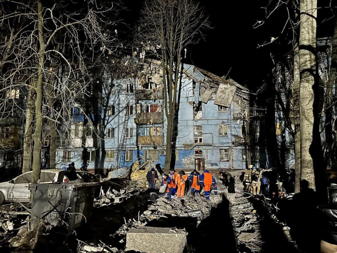 В результате вражеского прилёта в одном из районов города разрушений претерпел многоэтажный жилой дом, люди находятся под завалами.
