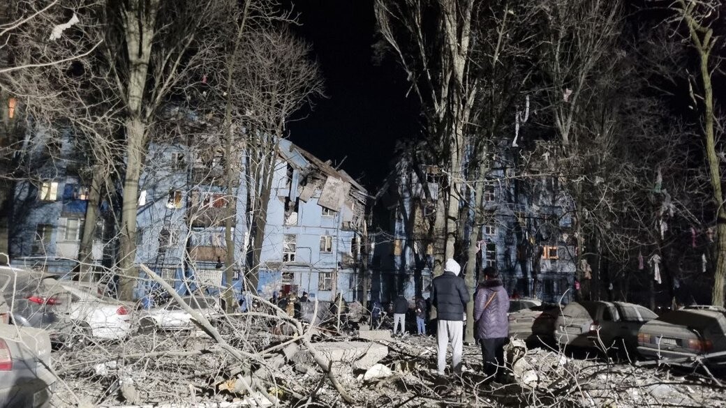 Число погибших из-за удара российских оккупантов по дому в Запорожье 2 марта возросло до трёх человек.