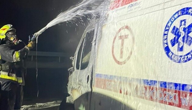 На юге Польши мужчина сжег два автомобиля скорой помощи, которые должны были передать Украине в качестве гуманитарной помощи.