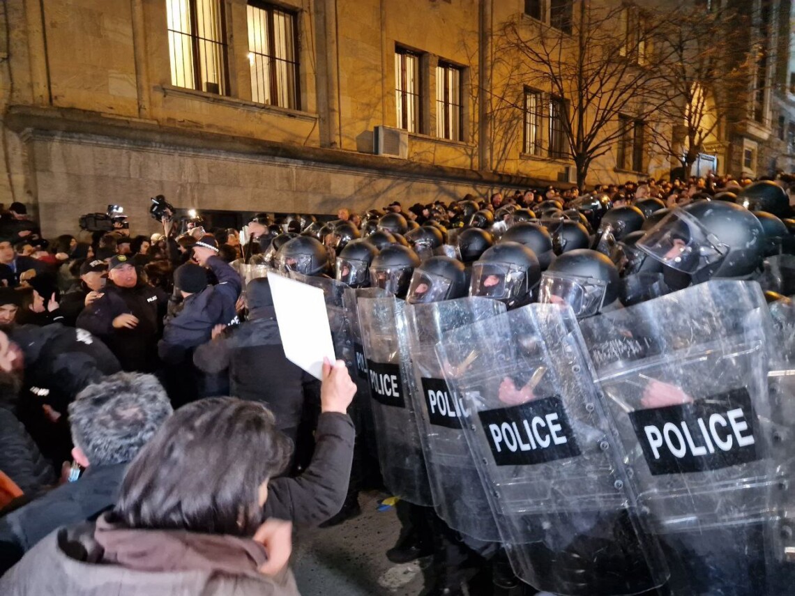 Грузины протестуют против принятия закона об иностранных агентах, который активно продвигает правящая партия.