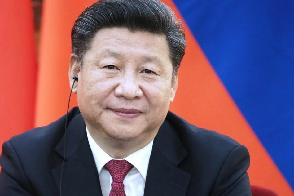 Си Цзиньпин стал первым в истории Китая главой, избранным на третий срок. Депутаты Всекитайского собрания народных представителей единогласно переизбрали его на третий пятилетний срок.