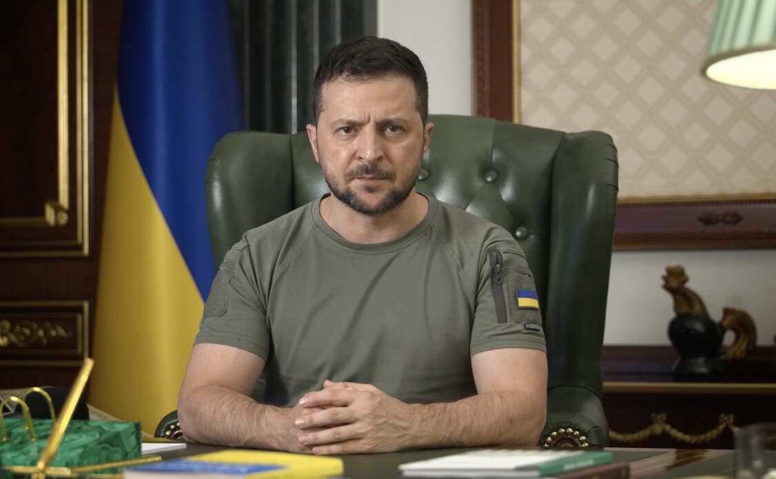 Президент Украины записал обращение к украинцам по итогам очередного дня войны. Среди прочего, Зеленский пообщел, что Украина будет защищаться от действий агрессора повсюду и всеми цивилизованными средствами.