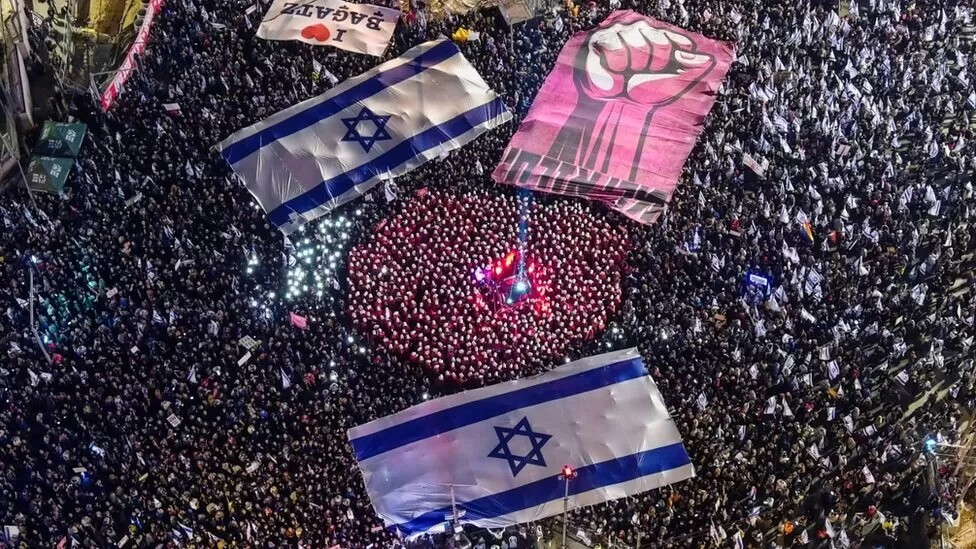 Рекордное количество людей вышло на улицы в Хайфе, а ещё около 200 тысяч присоединились в Тель-Авиве.