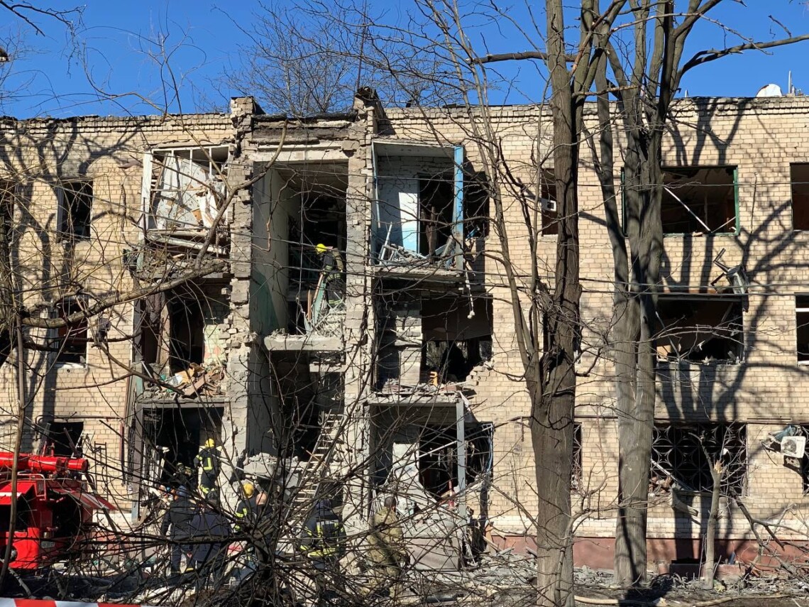 Число раненых в результате обстрела Краматорска возросло до 9 человек. Повреждено 25 многоквартирных домов, один частный дом, детский сад, музей и админздание.