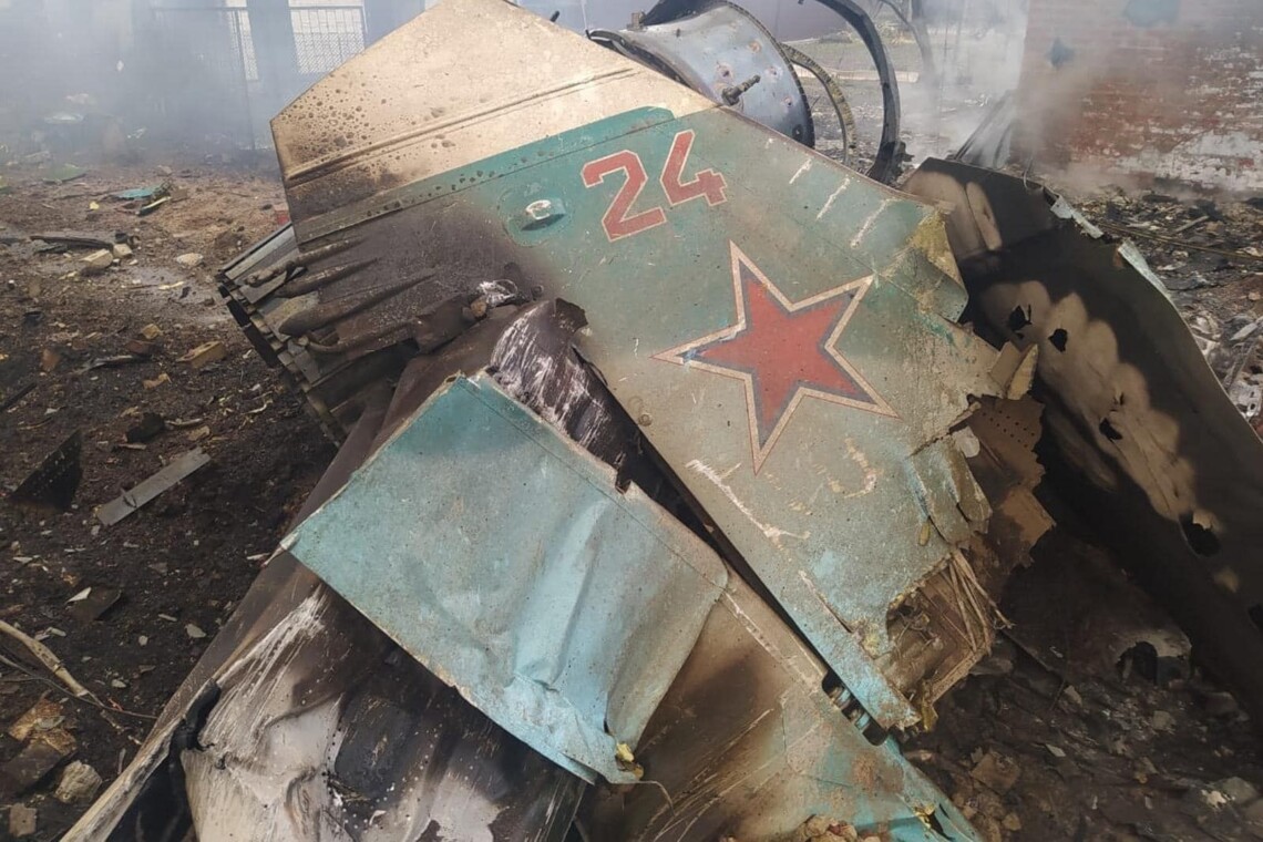 Украинские военные сбили вражеский самолёт Су-24 в районе боевых действий возле Бахмута на Донетчине.