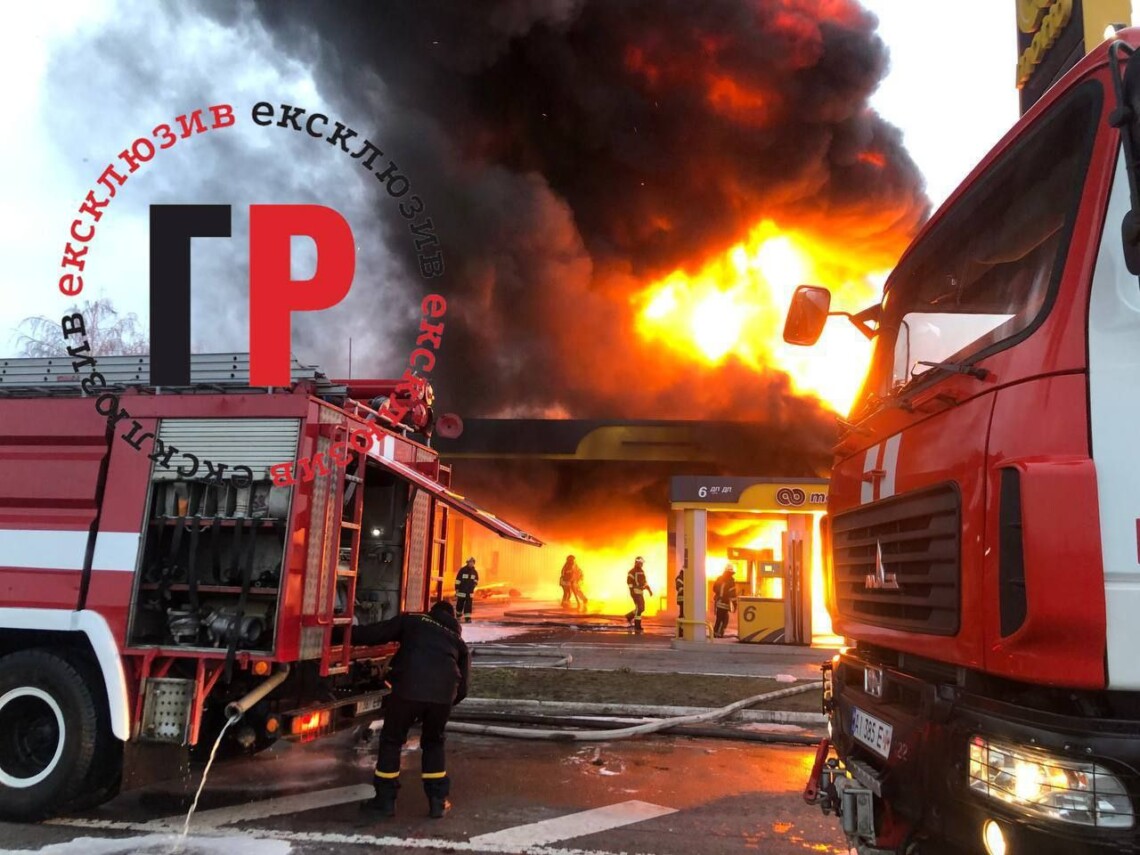 На заправке в Борисполе утром загорелся бензовоз, в цистерне которого было 10 тысяч литров горючего. Пожар ликвидировали, никто не пострадал.