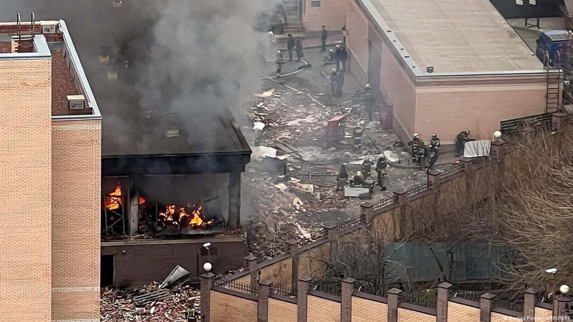 Во время пожара в здании ФСБ в российском Ростове-на-Дону погибли четыре человека, сообщают местные СМИ.