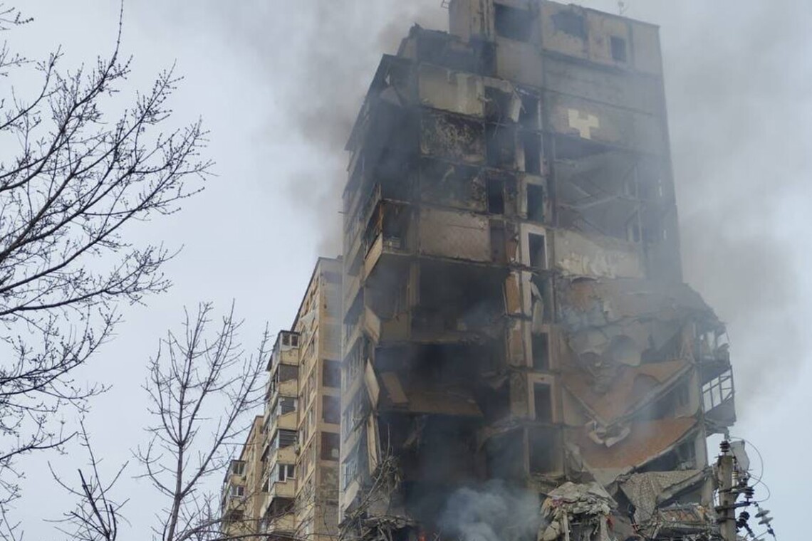 Российские оккупанты сегодня утром нанесли авиаракетный удар по Авдеевке. Также на Донецком направлении россияне повредили здание колонии.
