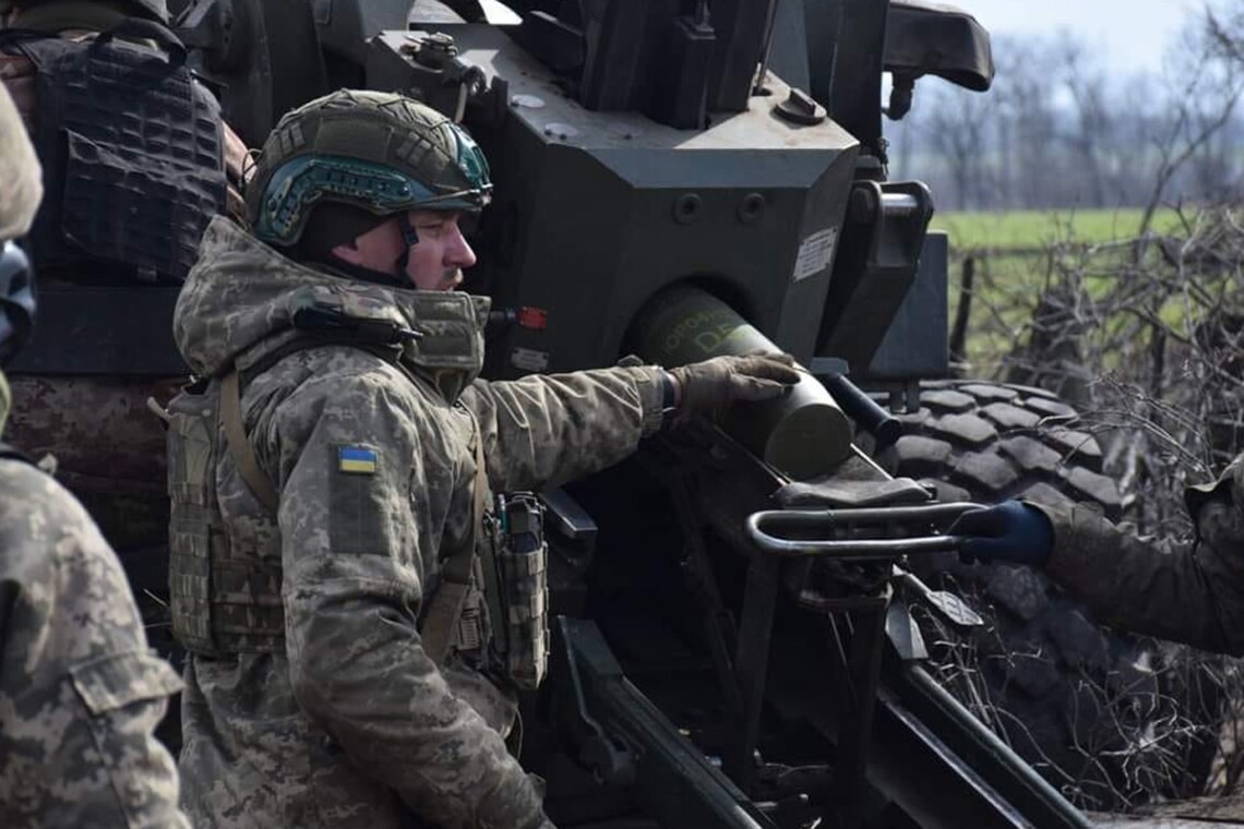 Силы обороны Украины в течение суток отбили свыше 100 атак россиян на пяти направлениях.  Авиация ВСУ нанесла шесть ударов по месту скопления врага.
