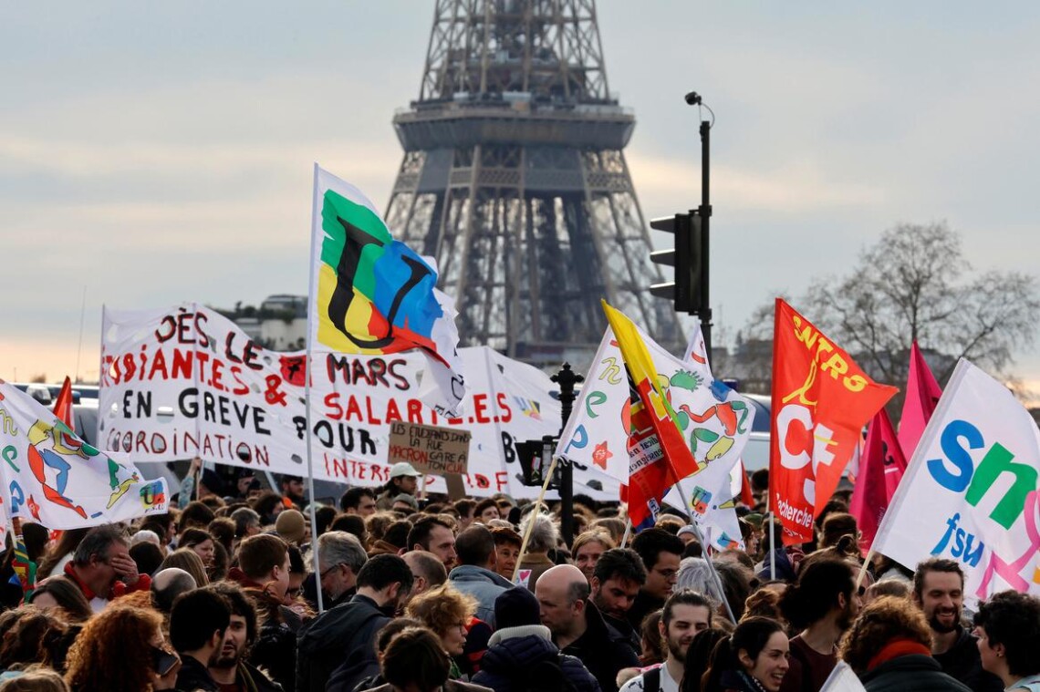 В Париже третий день подряд бушуют массовые протесты из-за намерений правительства ввести реформу пенсионной системы в стране.
