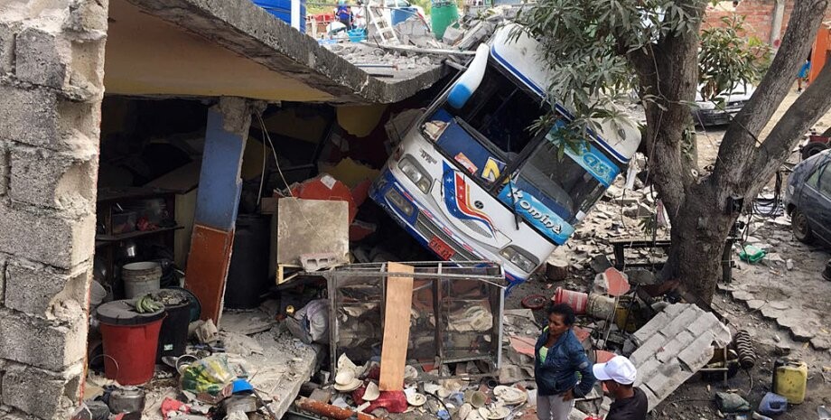 В провинции Эль-Оро погибли не менее 11 человек, в провинции Асуай по меньшей мере один погибший.