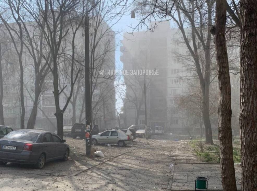 В Запорожье ракета попала в жилой дом – фото, видео с места происшествия. Информации о пострадавших пока нет.