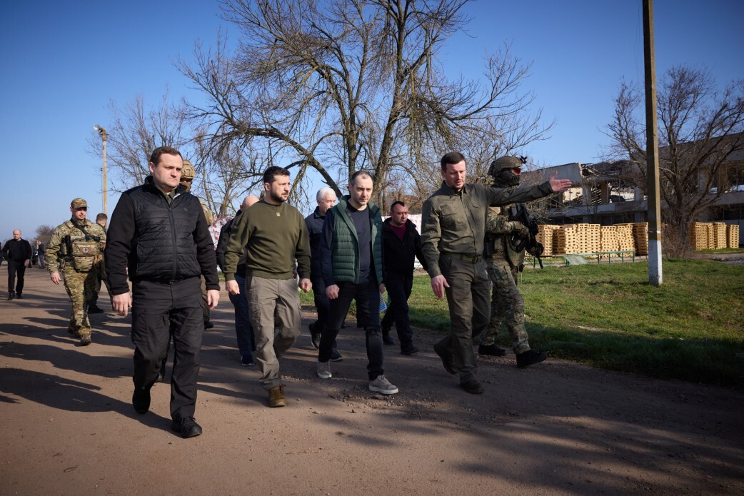 В ходе визита президент посетил один из населённых пунктов на Херсонщине, пострадавший от агрессии российских террористов