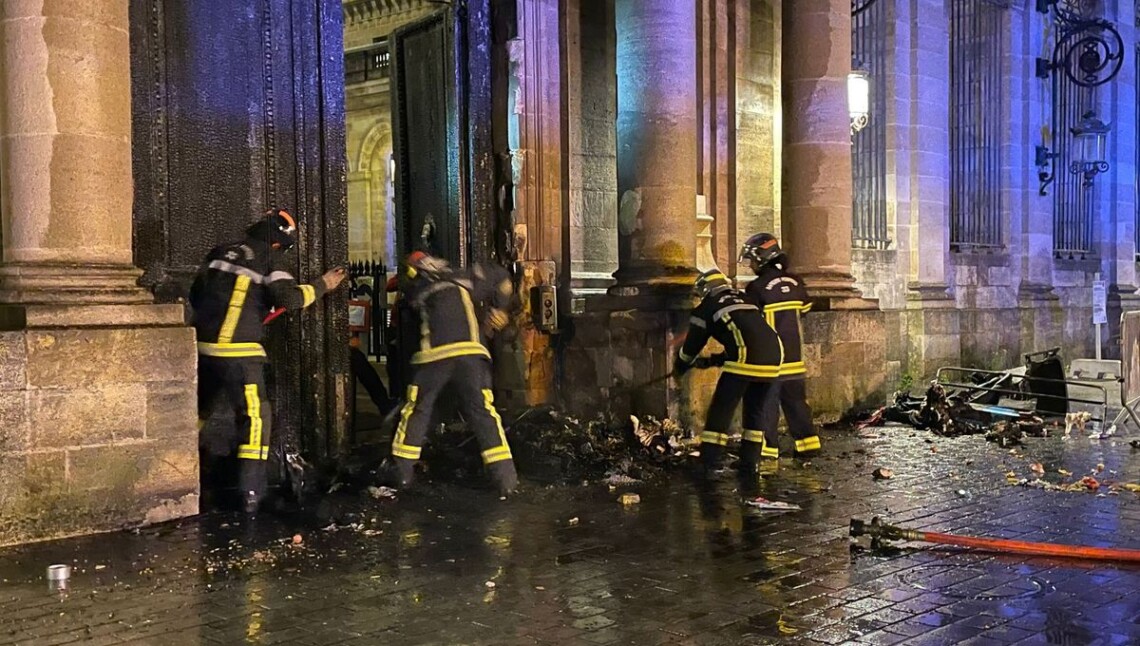 Участники протестов против французской пенсионной реформы подожгли здание мэрии Бордо. В результате инцидента одного человека арестовали.