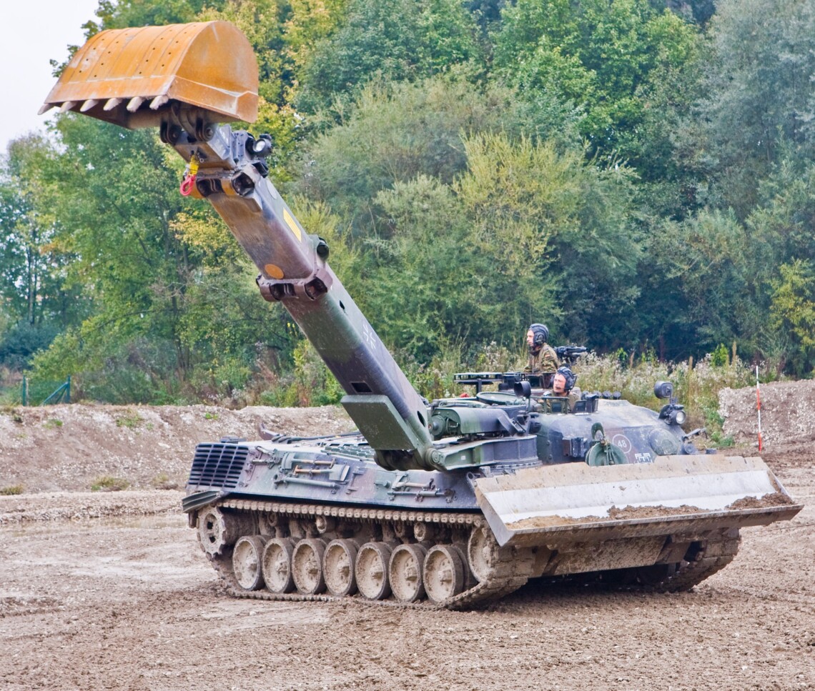 Среди прочего Украина получит в пакете военной помощи новые бронированные инженерные машины, которые ранее ВСУ не передавались