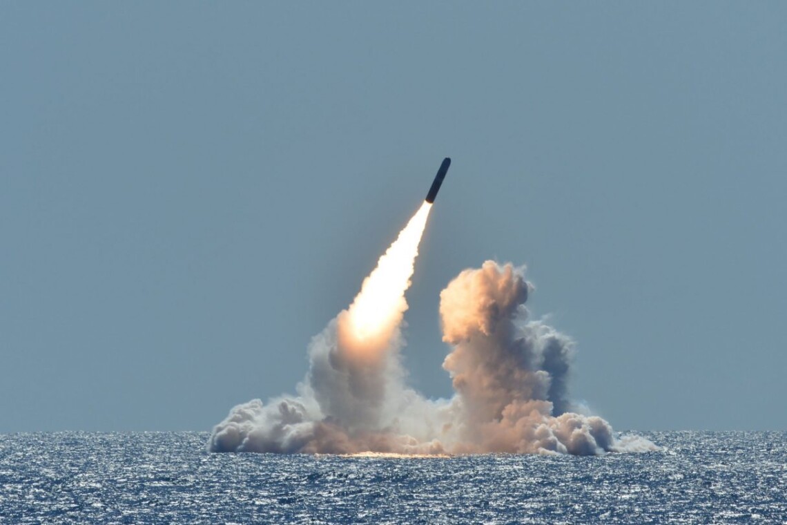 Вооруженные силы Северной Кореи утром в понедельник, 27 марта, произвели запуск как минимум двух баллистических ракет малой дальности.
