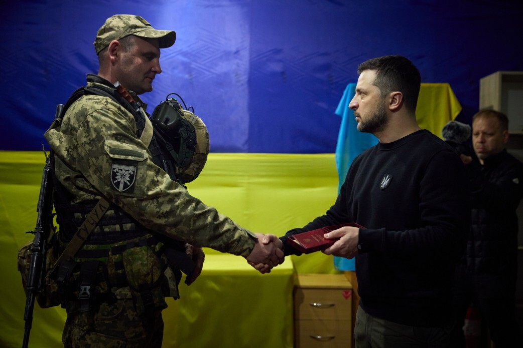 На передовых позициях Зеленский вручил военнослужащим государственные награды. Украинские военные получили от президента ордена и медали