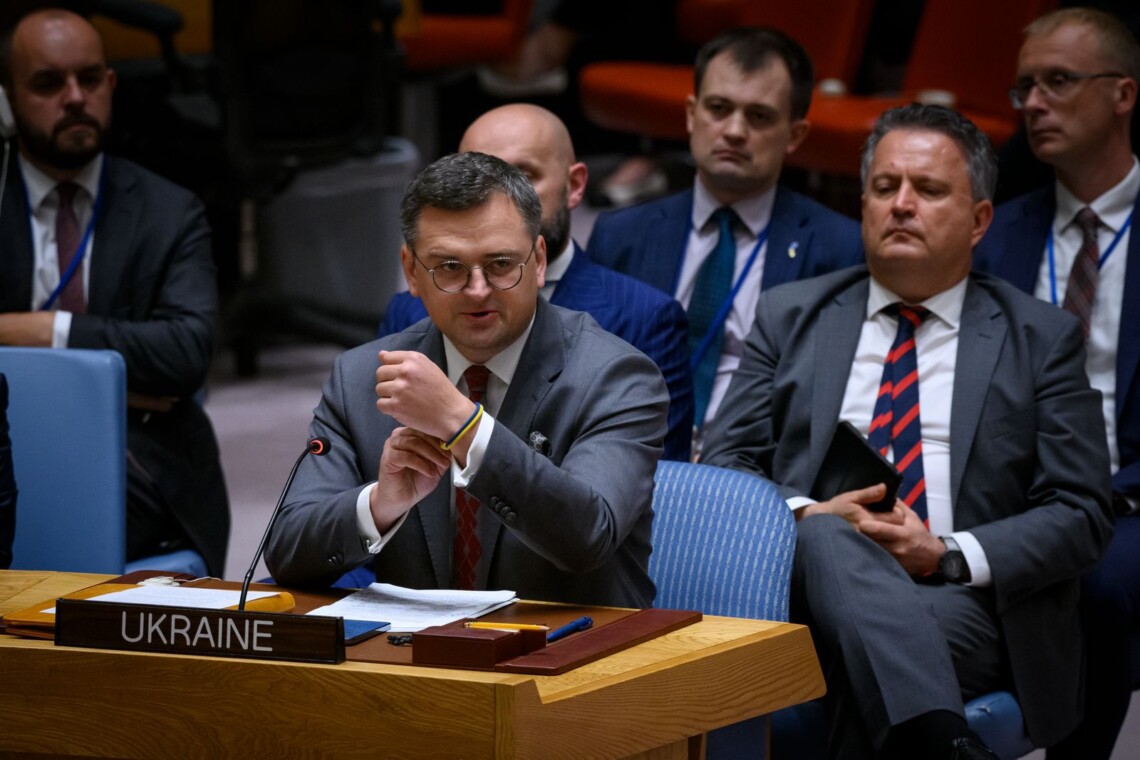 Кулеба раскритиковал тот факт, что россия с 1 апреля начнёт председательствовать в Совбезе ООН. Он отметил, что рф узурпировала своё место там.