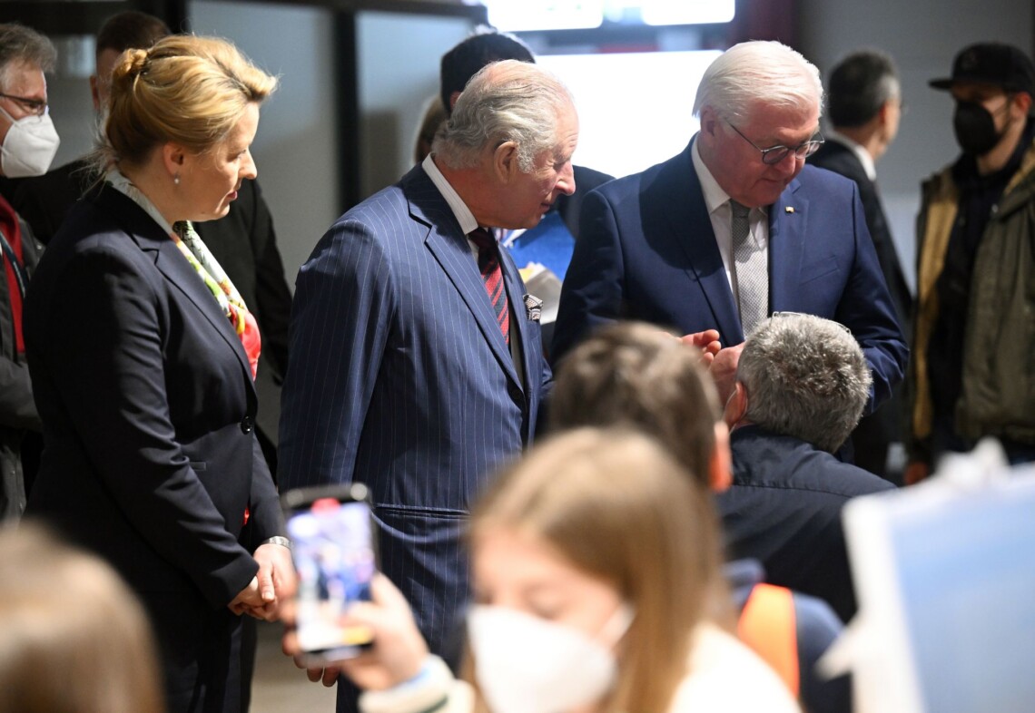 Британский монарх посетил Центр прибытия для украинских беженцев совместно с президентом Германии и послом Украины.