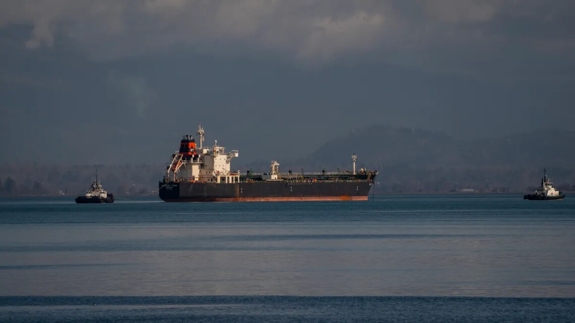 По данным международных организаций, этот флот в основном состоит из устаревших, небезопасных и имеющих проблемы со страхованием танкеров.