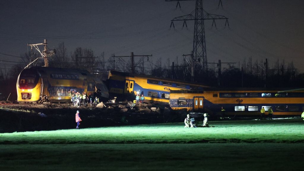 Недалеко от Гааги пассажирский поезд сошел с рельсов. Известно об одном погибшем и 30 раненых. Точная причина авария пока неясна.