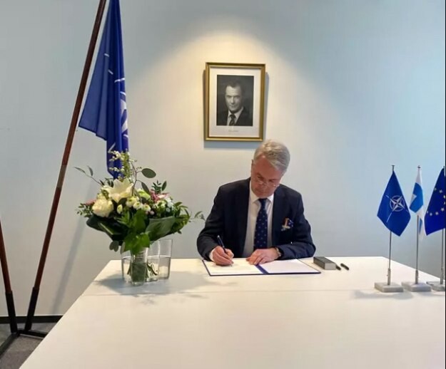 Документ о вступлении Финляндии в Североатлантический альянс был подписан перед камерами в штаб-квартире НАТО.