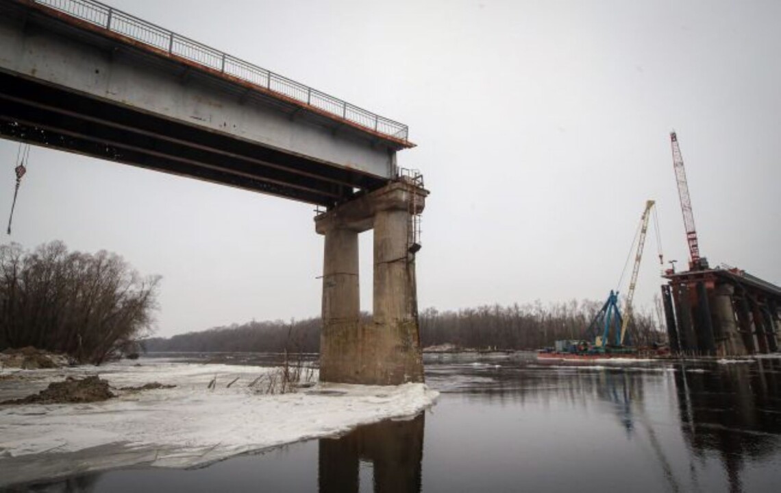 В воскресенье, 9 апреля, российские оккупанты ракетами разрушили мост между двумя селами в Черниговской области.