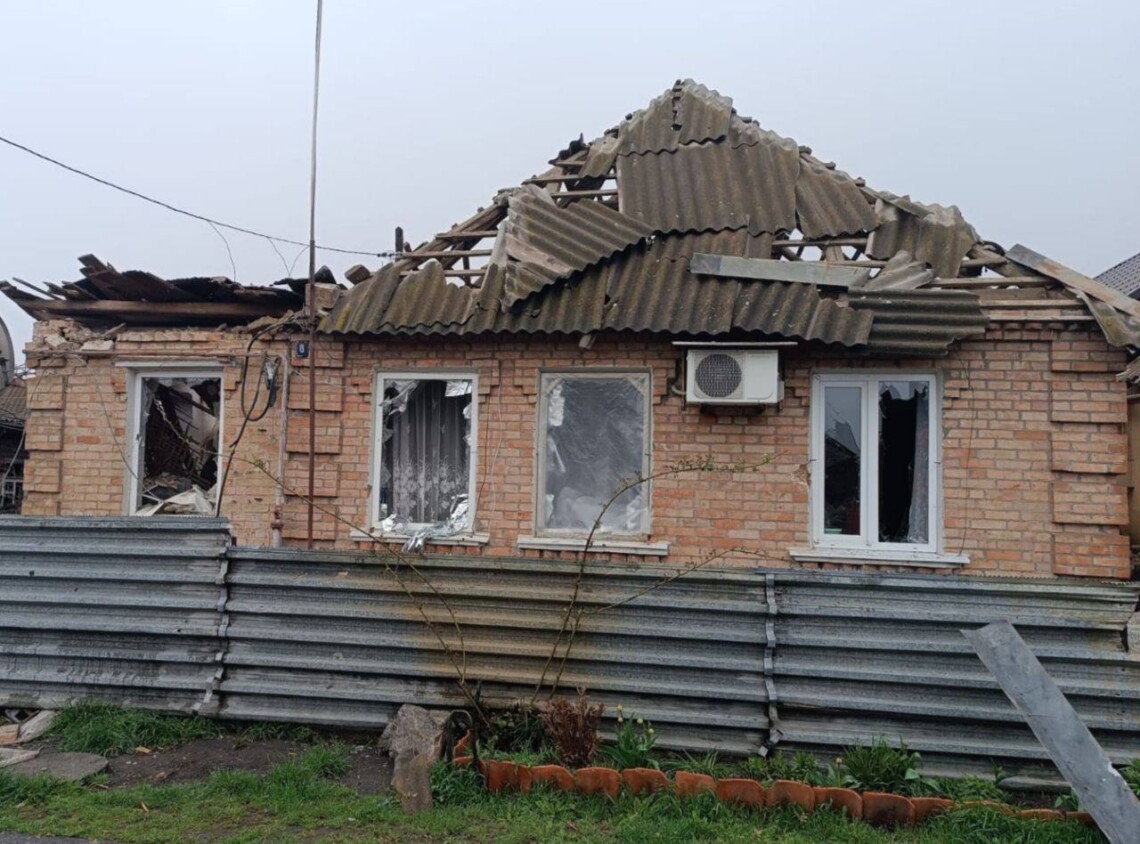 Российские оккупанты накрыли Никополь из артиллерии. В результате попадания по жилым домам пострадали четверо пенсионеров, двое госпитализированы.