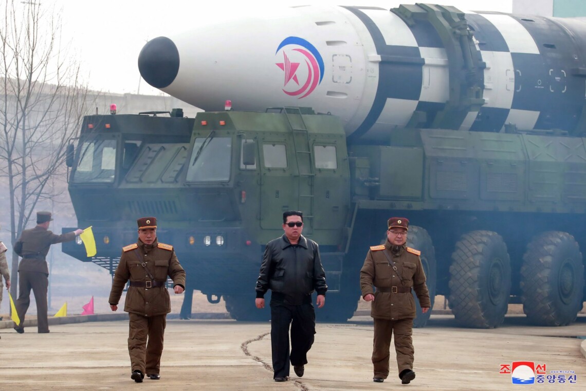 Северная Корея провела испытание новой твердотопливной межконтинентальной баллистической ракеты.