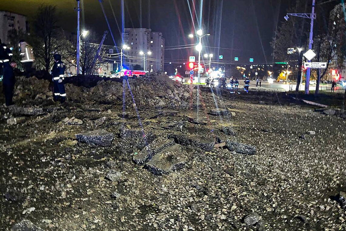 Видео падения и взрыва авиационной бомбы в российском Белгороде обнародовали СМИ. После взрыва на улице образовалась воронка.