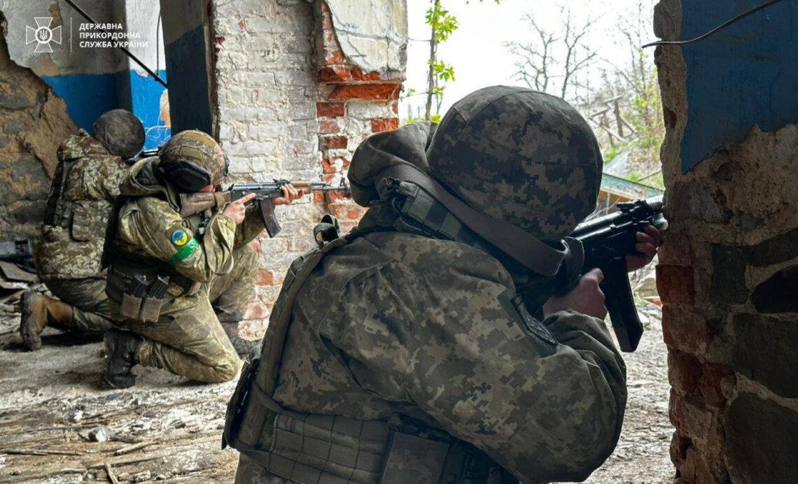 За сутки украинским военным удалось отбить четыре вражеских атаки в Бахмуте и обезвредить 13 окупантов.