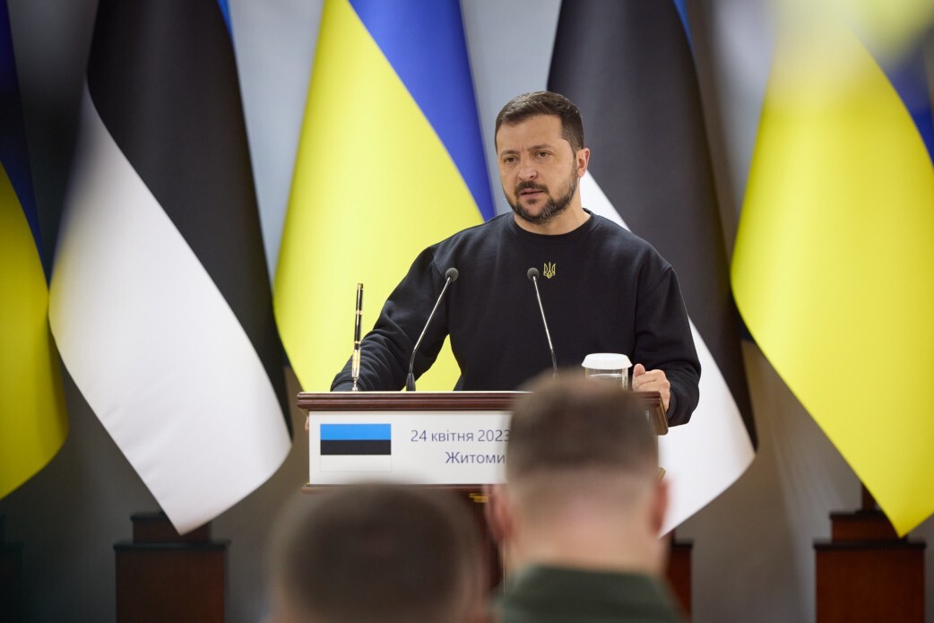 Зеленский подчеркнул, что Украина постоянно работает по освобождению всех военнослужащих и гражданских, которые до сих пор находятся в неволе.