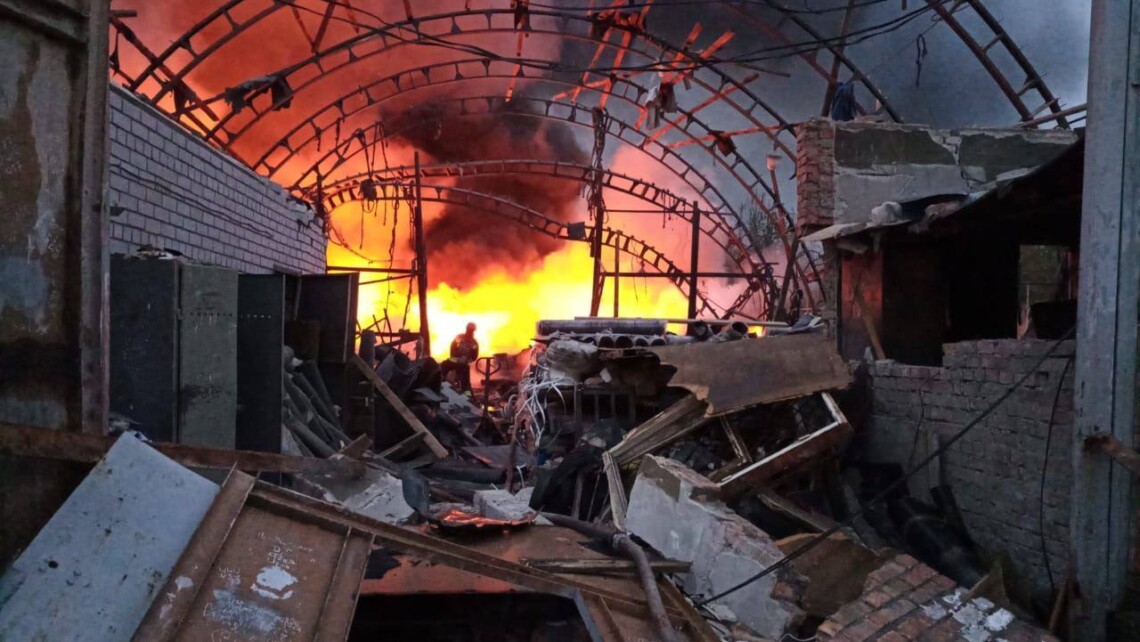 В результате ракетной атаки рф на Днепр разрушен частный дом и предприятие, горит строительная база. Погибли два человека, четверо ранены.