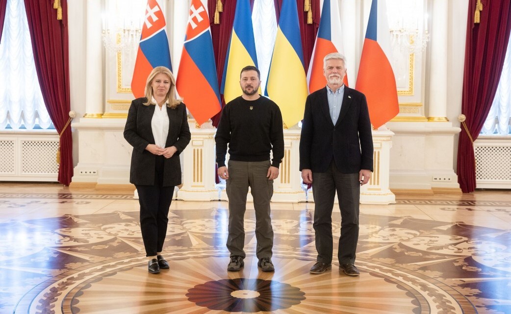 В ходе переговоров с Павелом президент поблагодарил Чехию за всестороннюю поддержку Украины, а на встрече с Чапутовой поднял темы предоставления военной помощи для ВСУ и помощи Словакии в восстановлении Украины.