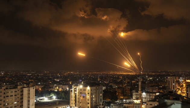 ЦАХАЛ проводит военно-воздушную операцию, нанося прицельные удары по Сектору Газа, откуда недавно на израильскую территорию прилетели ракеты.